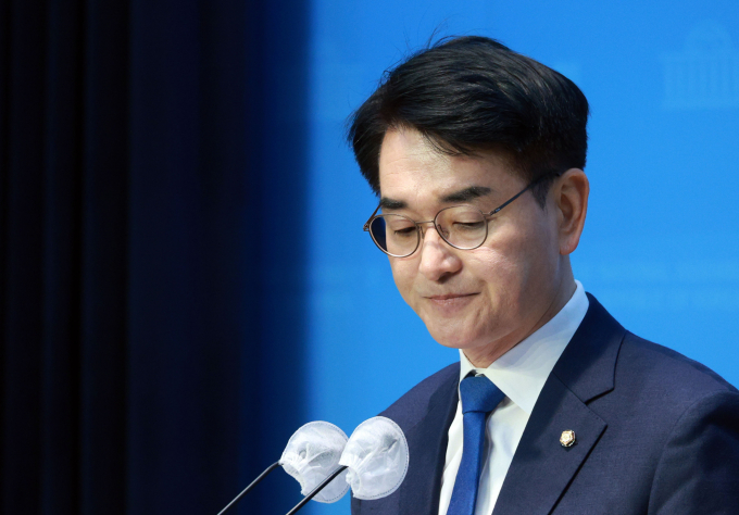 박용진 더불어민주당 의원이 정봉주 전 의원 공천 취소로 공석이 된 서울 강북을 전략경선에 참여하기로 했다. 사진은 17일 서울 여의도 국회 소통관에서 기자회견에 나선 박용진 더불어민주당 의원. /사진=뉴스1