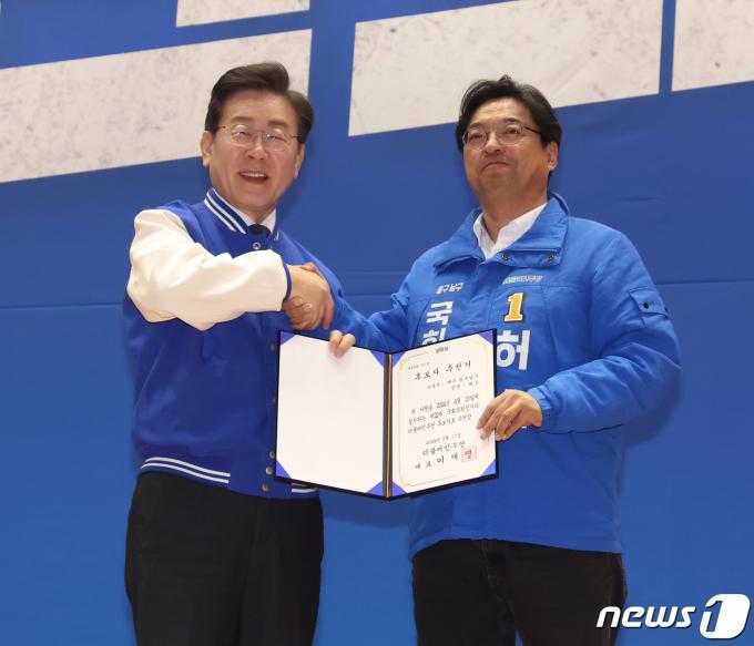 [사진] 허소 후보에게 후보자 추천서 전달하는 이재명 대표