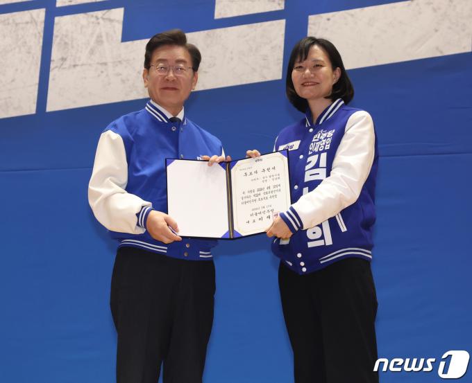 [사진] 김남희 후보에게 후보자 추천서 전달하는 이재명 대표