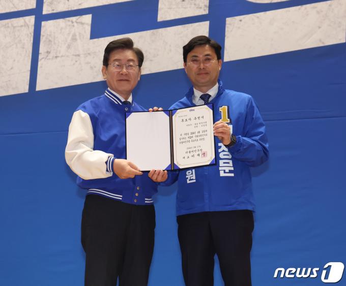 [사진] 이정문 후보에게 후보자 추천서 전달하는 이재명 대표