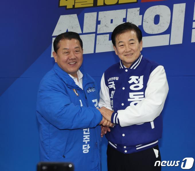 [사진] 김병주 의원과 기념촬영하는 정동영 후보