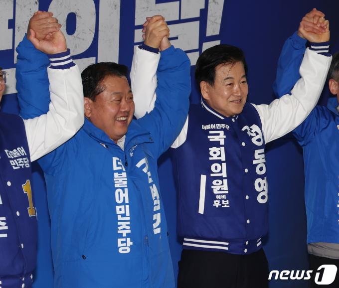 [사진] 김병주 의원과 기념촬영하는 정동영 후보