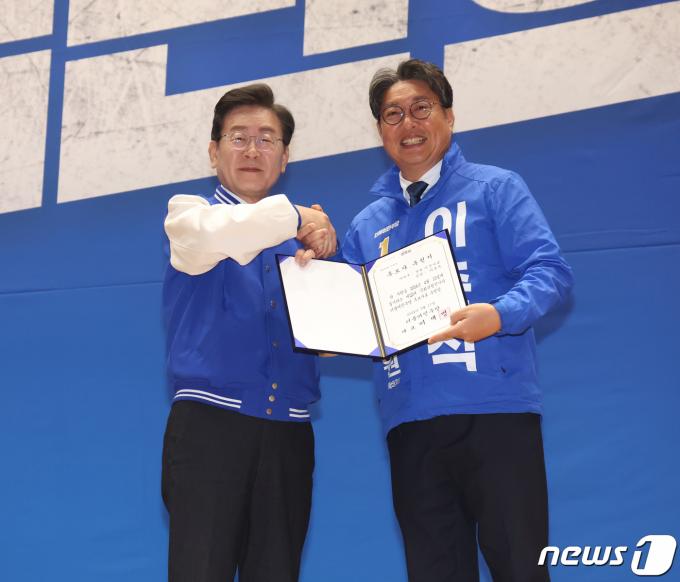 [사진] 이춘석 후보에게 후보자 추천서 전달하는 이재명 대표