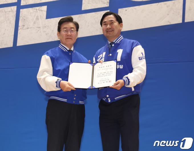 [사진] 김도균 후보에게 후보자 추천서 전달하는 이재명 대표