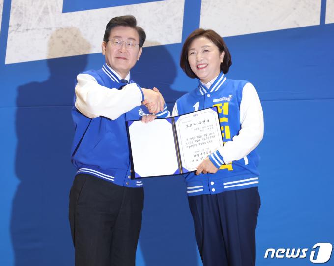 [사진] 전진숙 후보에게 후보자 추천서 전달하는 이재명 대표