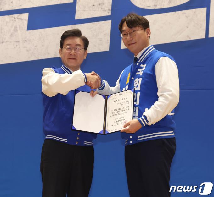 [사진] 모경종 후보에게 후보자 추천서 전달하는 이재명 대표