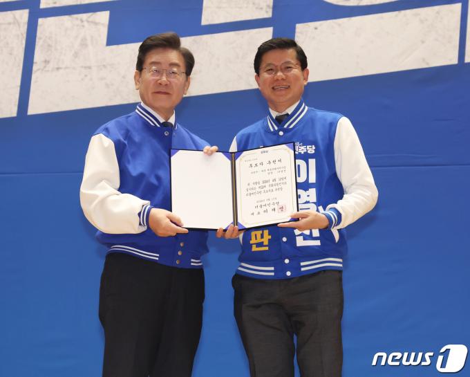 [사진] 이영선 후보에게 후보자 추천서 전달하는 이재명 대표