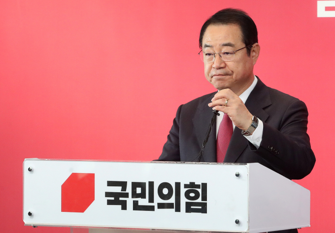 17일 국민의힘 경북 구미 경선에서 강명구 전 대통령실 국정기획비서관이 초선 현역인 김영식 의원을 꺾고 본선행을 확정했다. 경기 포천·가평 결선에선 김용태 전 청년최고위원이 권신일 전 대통령직 인수위 기획위원을 이겨 공천을 확정 지었다. 사진은 지난 14일 서울 여의도 중앙당사에서 제22차 공천관리위원회의 결과를 발표한 정영환 국민의힘 공천관리위원장. /사진=뉴스1