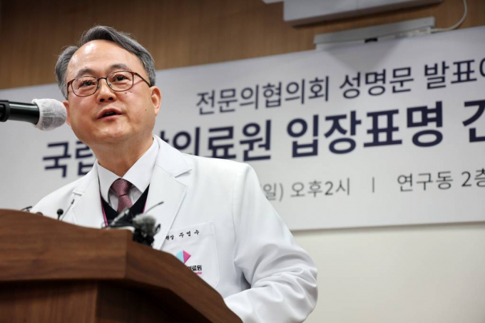 주영수 국립중앙의료원장이 17일 오후 서울 중구 국립중앙의료원에서 열린 전문의협의회 성명문 발표에 대한 국립중앙의료원 입장표명 간담회에서 발언하고 있다. /사진=뉴시스