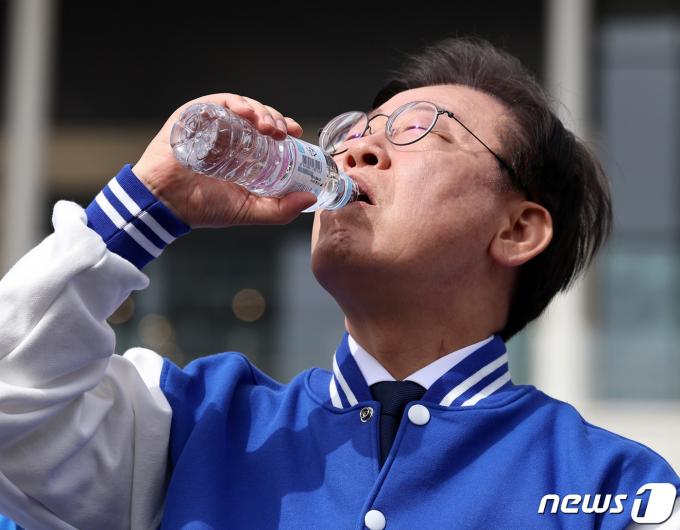 [사진] 목마른 이재명