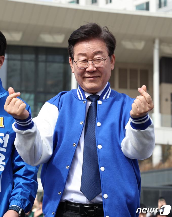[사진] 손가락 하트 날리는 이재명