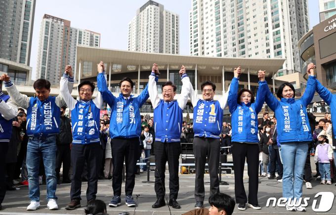 [사진] 동탄호수공원 찾은 이재명 '경기 화성 후보들과 함께'