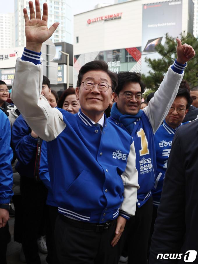 [사진] 인사하는 이재명·공영운
