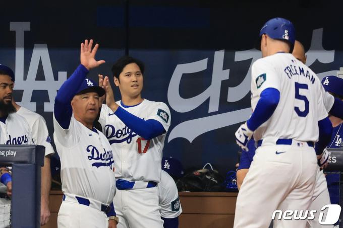 17일 서울 고척스카이돔에서 열린 로스앤젤레스(LA) 다저스와 키움 히어로즈의 미국프로야구(MLB) 서울시리즈 연습경기에서 1회초 다저스 프레디 프리먼이 솔로홈런을 터트린 후 더그아웃에서 데이브 로버츠 감독, 오타니 쇼헤이를 비롯한 선수들의 축하를 받고 있다. 2024.3.17/뉴스1 ⓒ News1 김진환 기자