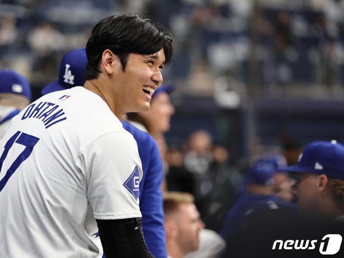 오타니 쇼헤이(LA 다저스)가 17일 서울 고척스카이돔에서 열린 로스앤젤레스(LA) 다저스와 키움 히어로즈의 미국프로야구(MLB) 서울시리즈 연습경기에서 1회 종료 후 덕아웃에서 활짝 웃고 있다. (공동취재) 2024.3.17/뉴스1 ⓒ News1 김진환 기자