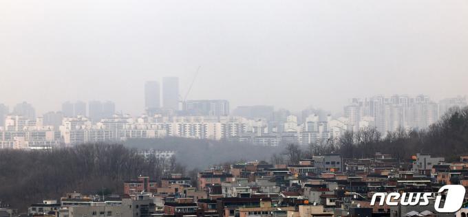 수도권 지역에 미세먼지 농도가 '나쁨'을 나타낸 17일 오전 서울 관악구 난곡로 하늘공원에서 바라본 시내가 뿌옇게 보이고 있다. 20203.17/뉴스1 ⓒ News1 김진환 기자