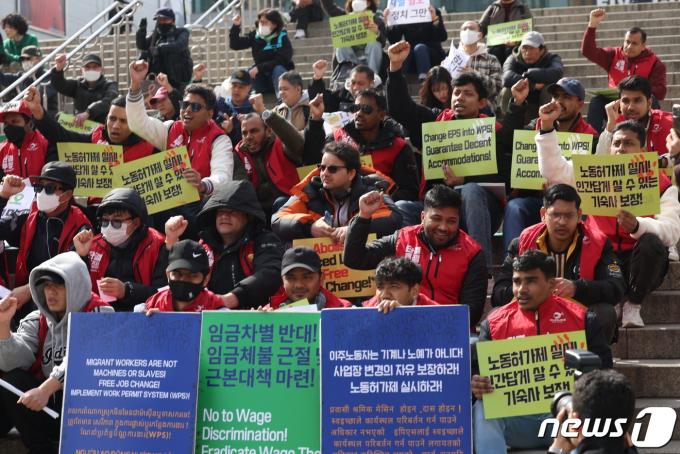 [사진] 구호 외치는 이주노동자들