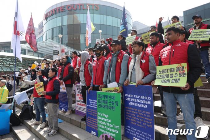 [사진] 서울역 광장에 모인 이주인권단체연합
