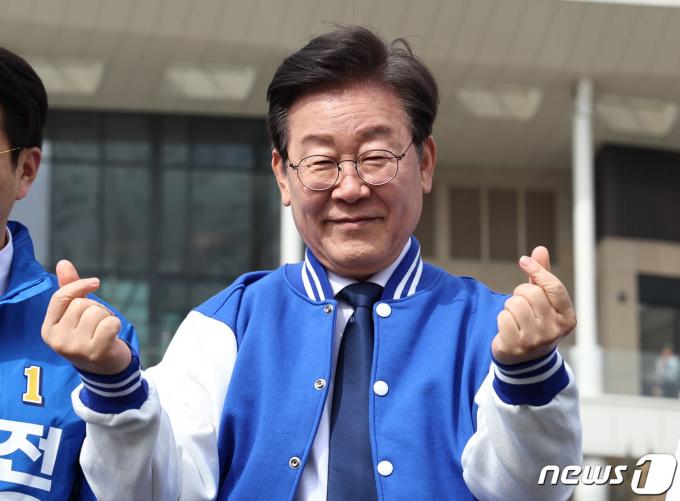 [사진] 이재명 '손가락 하트'