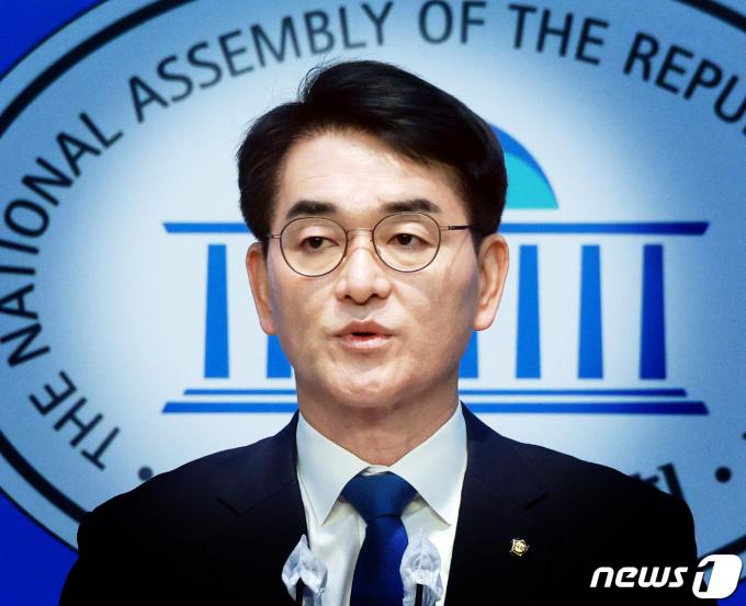 박용진 더불어민주당 의원이 17일 서울 여의도 국회 소통관에서 기자회견을 하고 있다. 이날 박 의원은 서울 강북을 전략 경선 참여 뜻을 밝혔다. (공동취재) 2024.3.17/뉴스1 ⓒ News1 송원영 기자