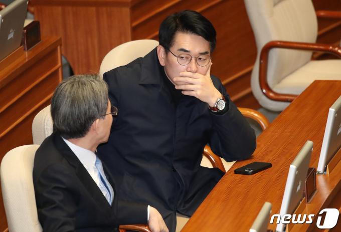 박용진 더불어민주당 의원이 22일 오후 서울 여의도 국회에서 열린 제413국회(임시회) 제4차 본회의에서 민주당 경선을 관리하는 중앙선거관리위원장에서 사퇴한 정필모 의원과 이야기를 나누고 있다. 2024.2.22/뉴스1 ⓒ News1 임세영 기자