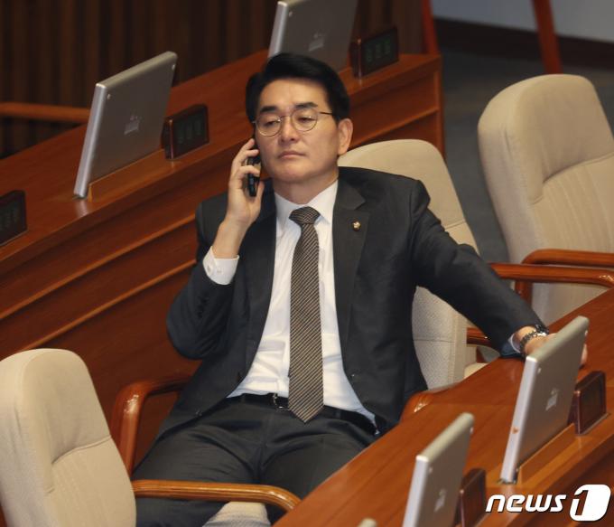 박용진 더불어민주당 의원이 20일 서울 여의도 국회 본회의장에서 열린 제413회 국회(임시회) 제2차 본회의에서 통화를 하고 있다. 2024.2.20/뉴스1 ⓒ News1 송원영 기자
