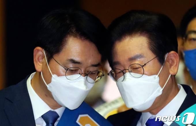 더불어민주당 이재명, 박용진 당대표 후보가 28일 서울 송파구 올림픽공원 체조경기장에서 열린 민주당 제5차 정기전국대의원대회에 참석해 입장에 앞서 대화를 나누고 있다. (공동취재) 2022.8.28/뉴스1 ⓒ News1 허경 기자