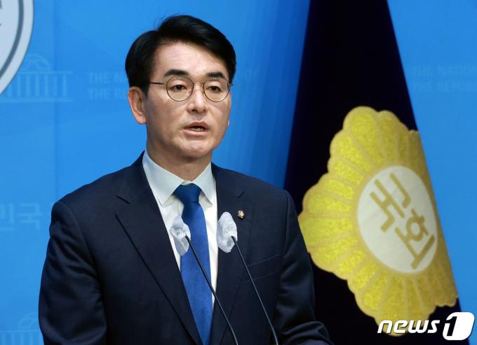 박용진 더불어민주당 의원이 17일 서울 여의도 국회 소통관에서 기자회견을 하고 있다. 이날 박 의원은 서울 강북을 전략 경선 참여 뜻을 밝혔다. (공동취재) 2024.3.17/뉴스1 ⓒ News1 송원영 기자