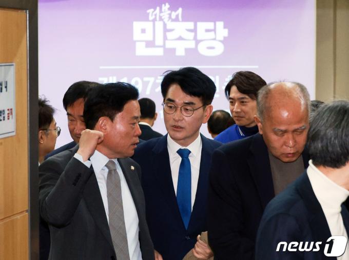 박용진 더불어민주당 의원과 송갑성 의원이 17일 서울 여의도 국회 의원회관에서 열린 의원총회를 마치고 밖으로 나서고 있다. (공동취재) 2024.3.17/뉴스1 ⓒ News1 송원영 기자