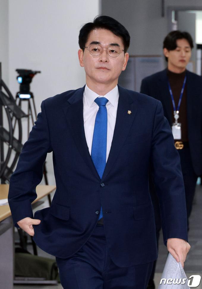 박용진 더불어민주당 의원이 17일 서울 여의도 국회 소통관에서 기자회견을 위해 입장하고 있다. 이날 박 의원은 서울 강북을 전략 경선 참여 뜻을 밝혔다. (공동취재) 2024.3.17/뉴스1 ⓒ News1 송원영 기자