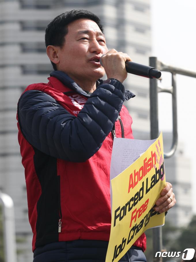 [사진] 발언하는 우다야 라이 이주노조 위원장