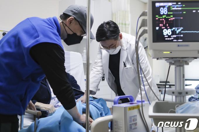 경기도 성남시 국군수도병원에서 소속 군의관이 민간인 환자를 진료하고 있다. (국방부 제공) 2024.3.4/뉴스1