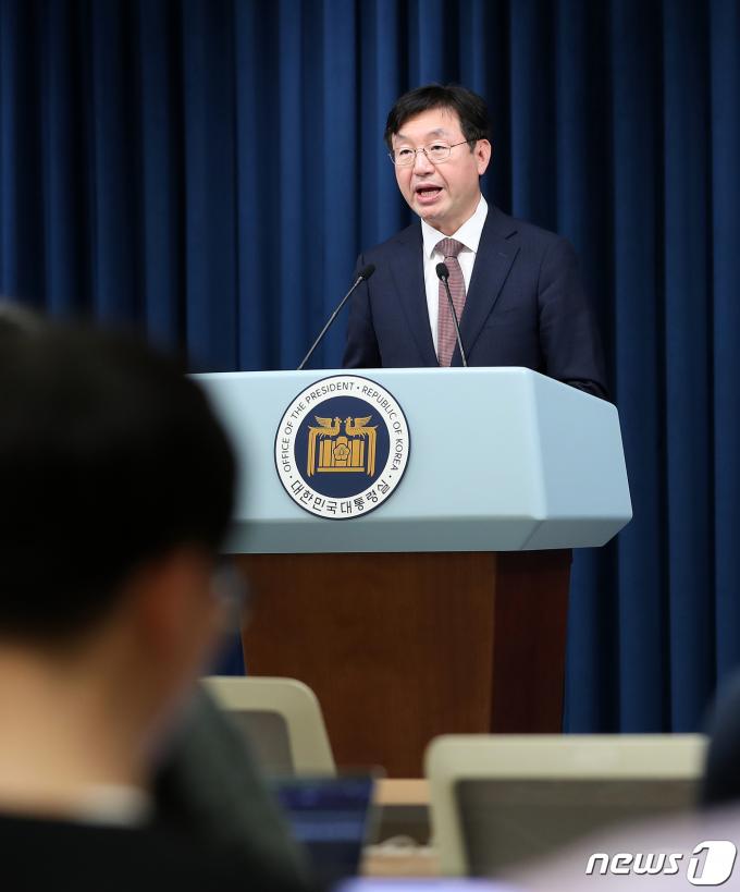 [사진] 성태윤 정책실장, 민생토론회 브리핑
