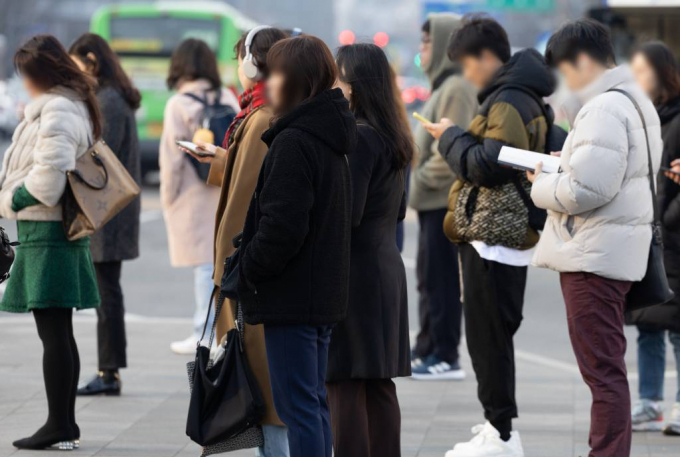 주말까지 포근한 봄 날씨가 이어졌지만 비가 그친 뒤 찬 공기가 남쪽으로 내려오면서 당분간 출근길에 꽃샘추위가 찾아올 전망이다. 서울 세종대로 광화문사거리에서 출근길 시민들의 모습. /사진=뉴스1