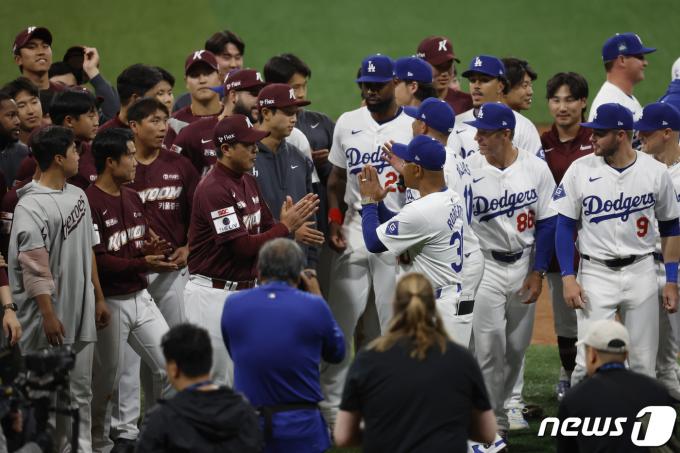 [사진] MLB 서울시리즈 연습경기 마친 히어로즈와 다저스