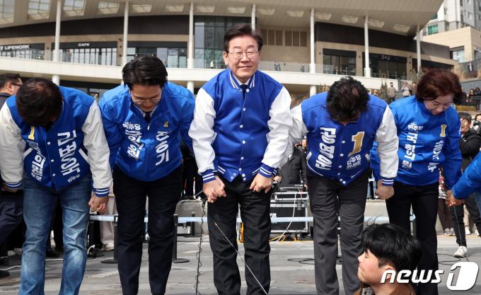[사진] 인사하는 이재명 대표