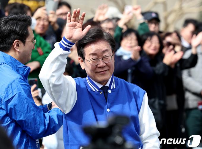 [사진] 손 흔드는 이재명 대표