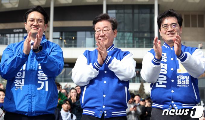 [사진] 이재명 '경기 화성 후보들과'