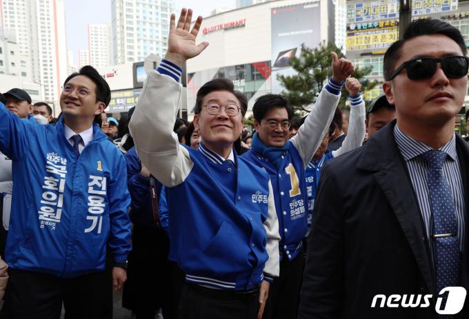 [사진] 화성시민들에게 인사하는 이재명