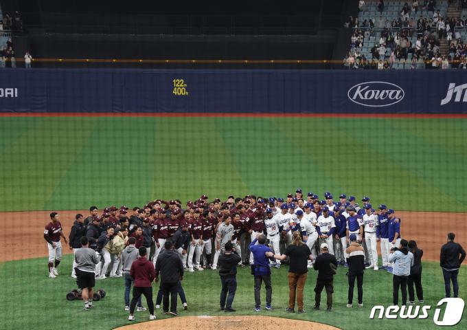 [사진] 고척돔 연습경기 마친 히어로즈와 다저스