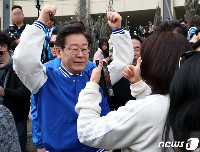 [사진] 화성 시민들 만난 이재명