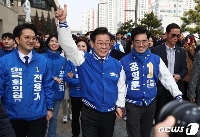 [사진] 화성 거리인사 나선 이재명