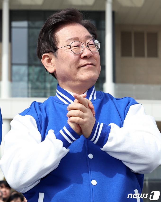 [사진] 손 모은 이재명