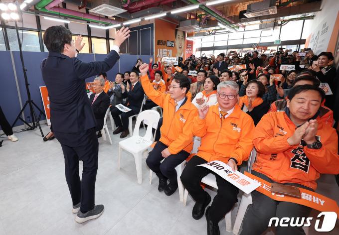 [사진] 당원들에게 인사하는 이준석 후보