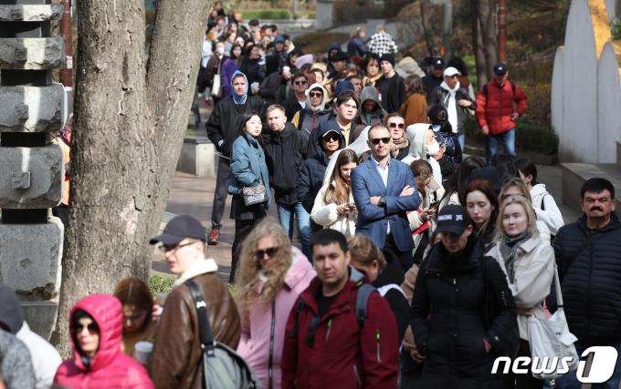 [사진] 러시아 대선 마지막 날, 투표소 앞 긴 줄