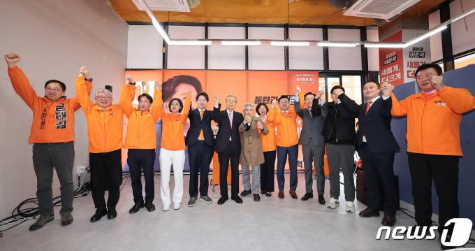 [사진] 이준석 후보 선거사무소 개소식에 모인 개혁신당 의원들