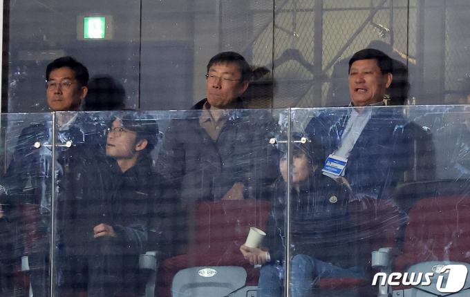 [사진] 키움과 LA 다저스 경기 지켜보는 허구연 총재