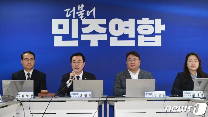 윤영덕 더불어민주연합 공동대표와 위원들이 14일 서울 여의도 당사에서 비례대표 후보자 면접을 하고 있다. (공동취재) 2024.3.14/뉴스1 ⓒ News1 ,송원영 기자