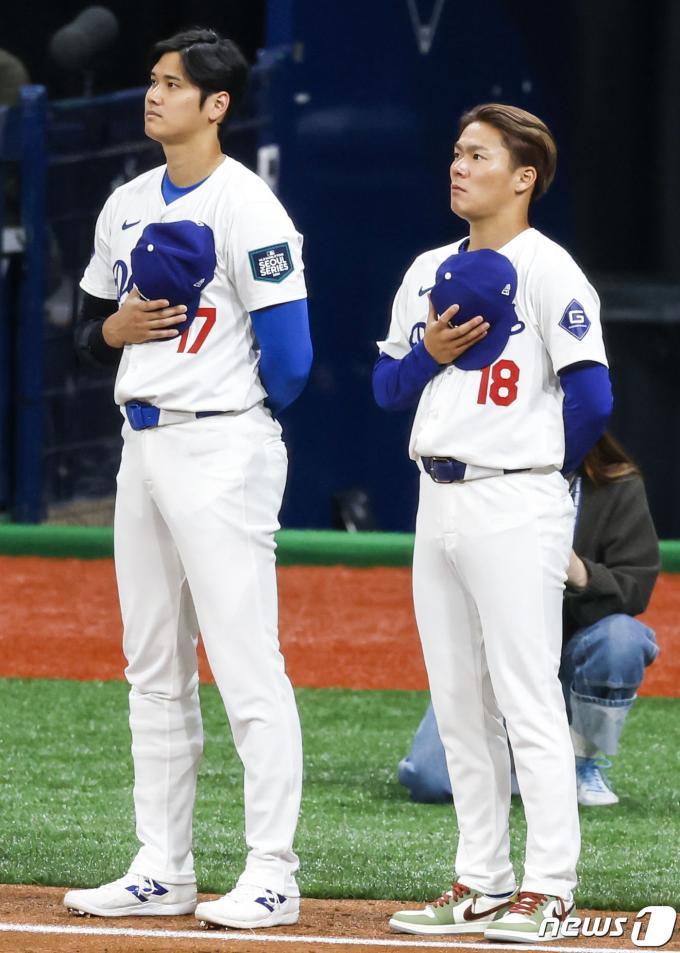 [사진] 국가 연주에 가슴에 손을 얹은 오타니·야마모토