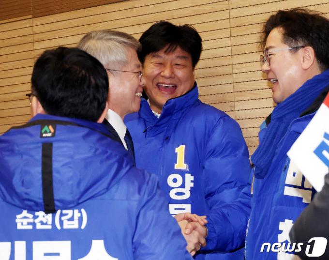 양문석 더불어민주당 경기 안산갑 후보가 17일 국회 의원회관에서 열린 제22대 총선 후보자 대회에서 의원들과 대화를 하고 있다. (공동취재) 2024.3.17/뉴스1 ⓒ News1 송원영 기자
